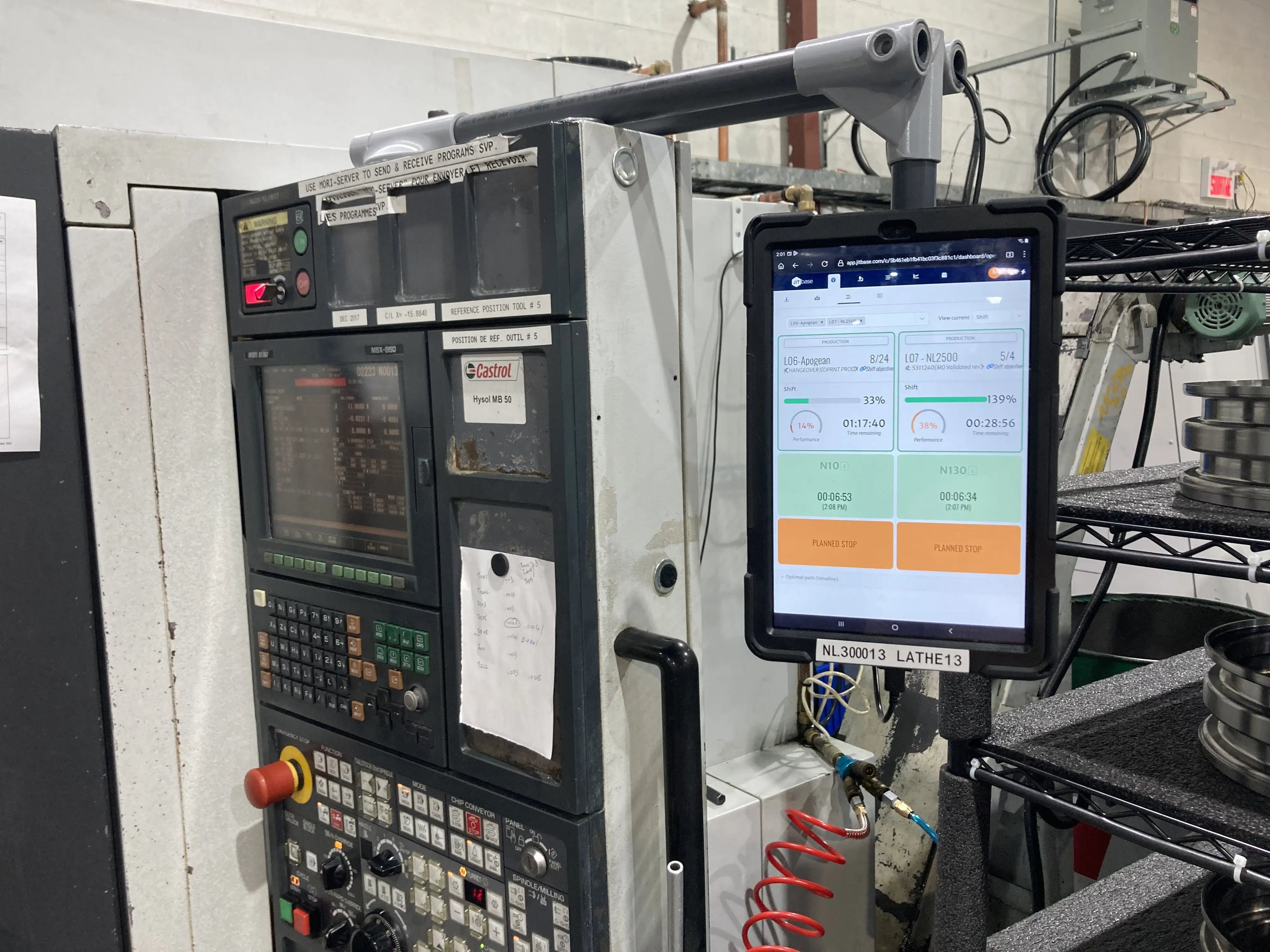 JITbase affiché sur une tablette fixée sur la machine avec un bras