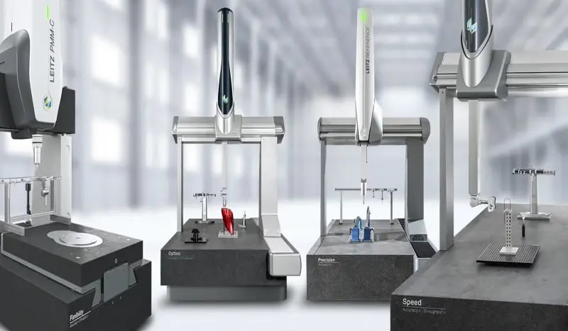 Machines de mesure tridimensionnelle (MMT) Leitz PMM-C alignées dans un atelier industriel moderne, utilisées pour le contrôle dimensionnel de pièces mécaniques.