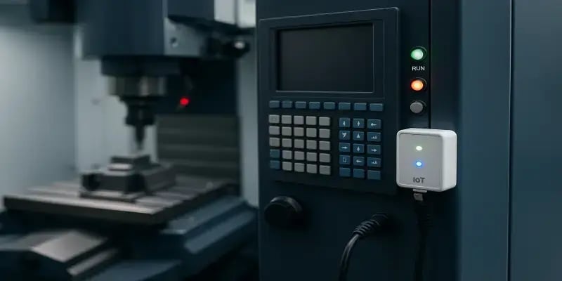 Module IoT connecté à une machine-outil CNC pour la collecte automatique de données TRS en temps réel, avec voyants lumineux et panneau de contrôle industriel.